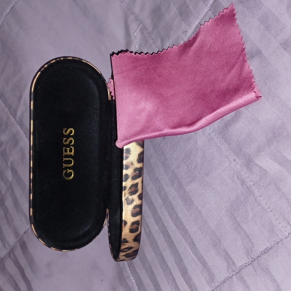Guess eye/sun glass case with cloth - Picture 1 of 2